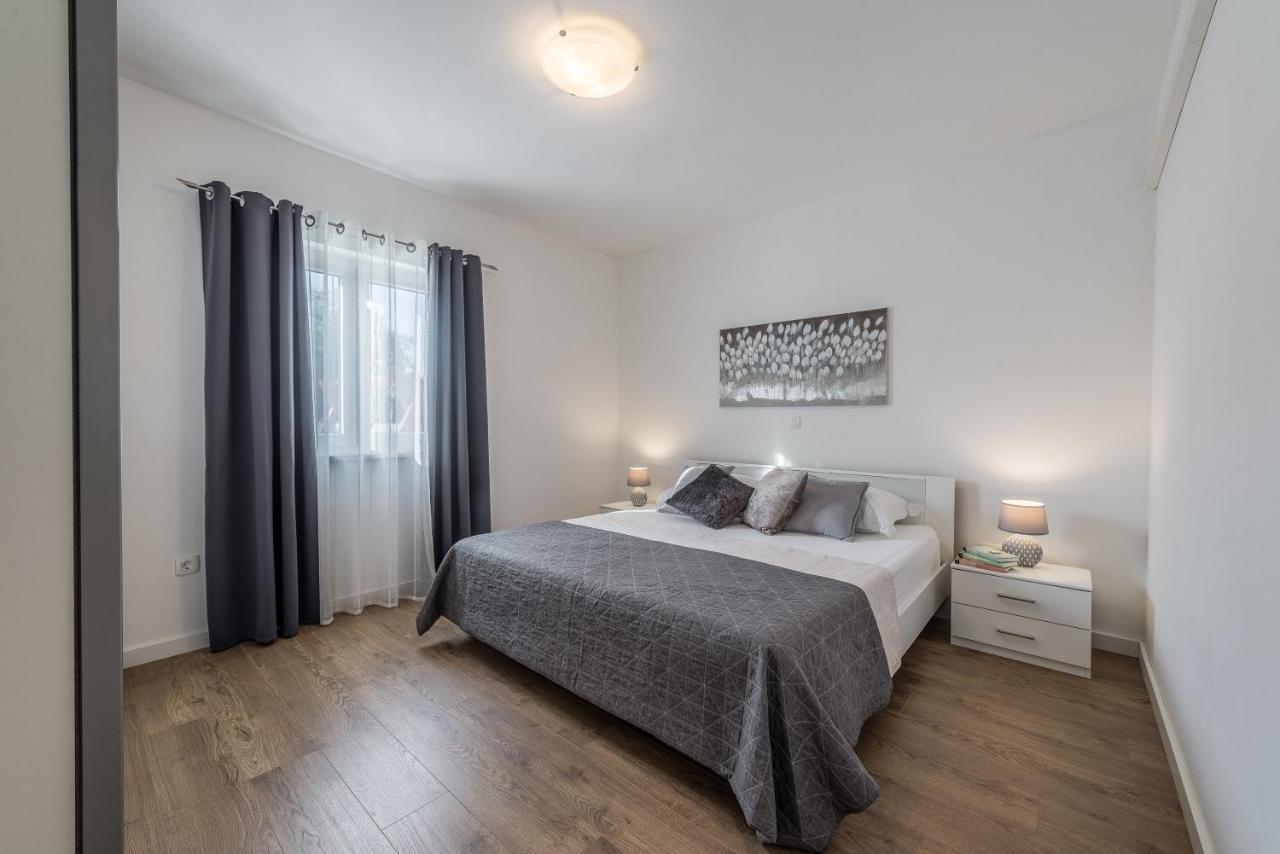 Holiday Home Bajlo Apartment With Three Bedrooms Zára Kültér fotó